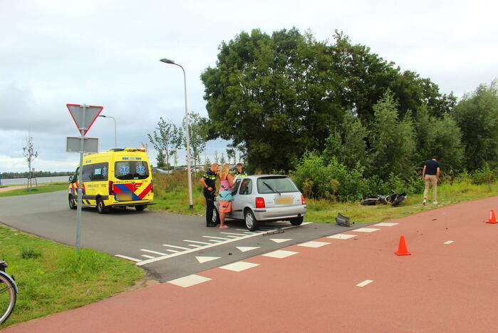 Flinke schade na aanrijding tussen auto en brommer