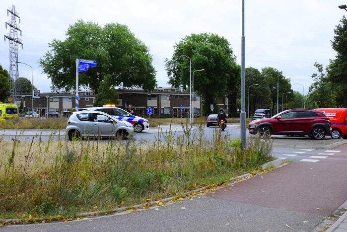 Jongedame op fiets aangereden op rotonde