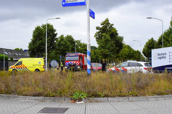 Jongedame op fiets aangereden op rotonde