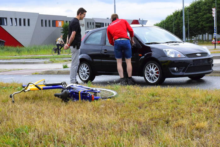 Fietser gewond bij botsing op rotonde
