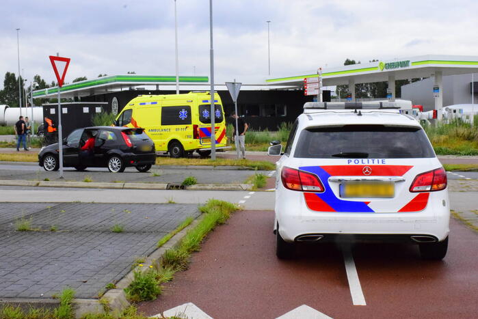 Fietser gewond bij botsing op rotonde