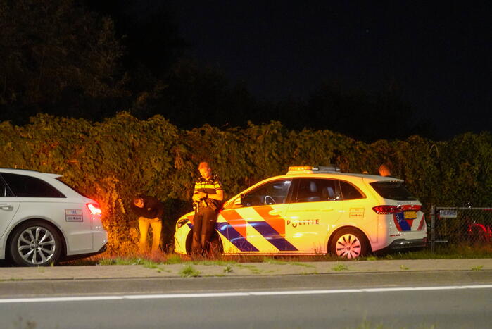 Fietser belandt onder voorwiel van politiewagen