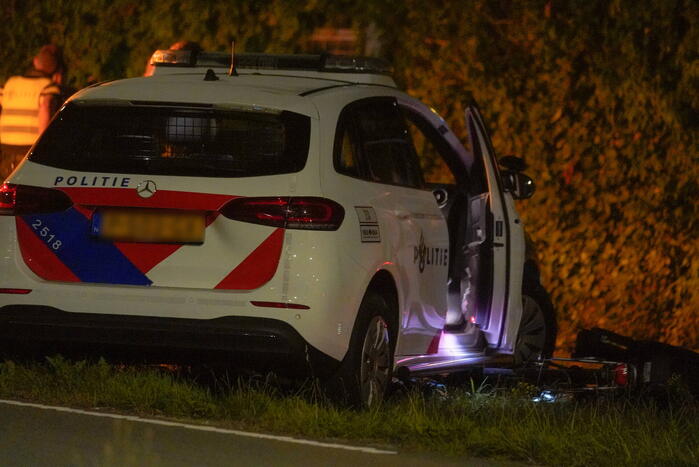 Fietser belandt onder voorwiel van politiewagen