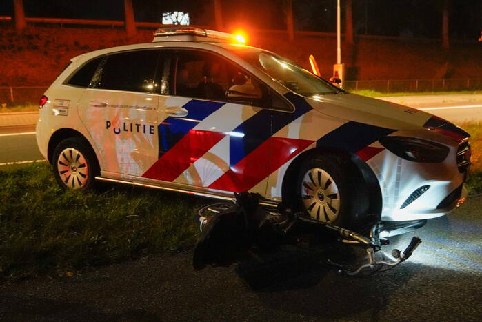Fietser belandt onder voorwiel van politiewagen