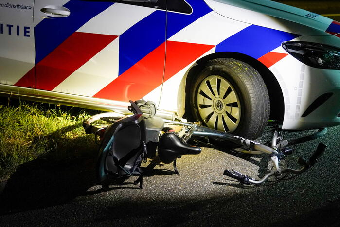 Fietser belandt onder voorwiel van politiewagen