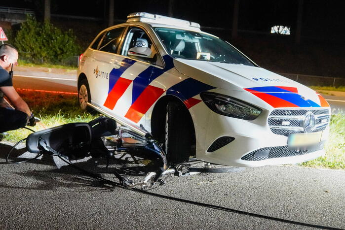 Fietser belandt onder voorwiel van politiewagen