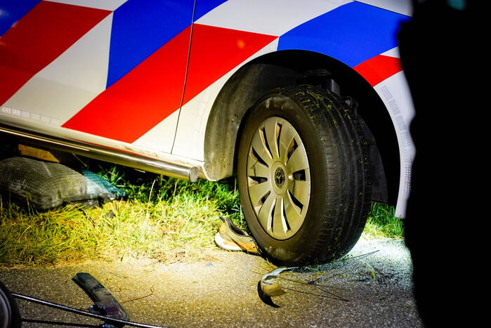Fietser belandt onder voorwiel van politiewagen