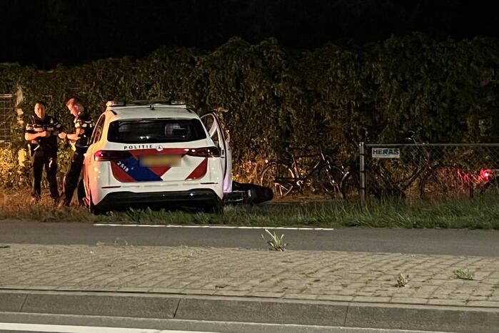 Fietser belandt onder voorwiel van politiewagen