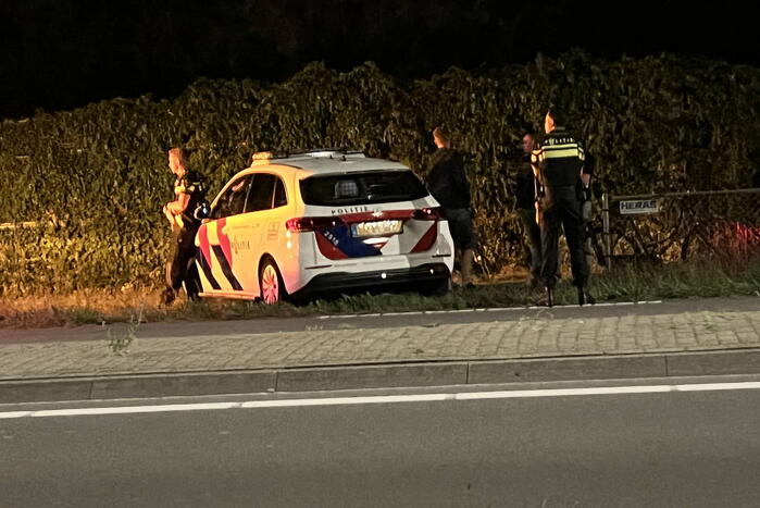 Fietser belandt onder voorwiel van politiewagen
