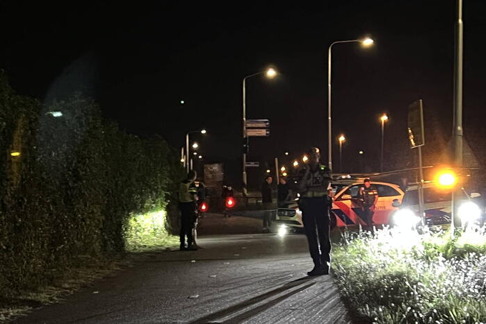 Fietser belandt onder voorwiel van politiewagen