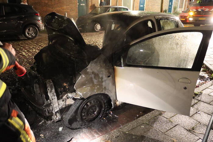 Auto verwoest door brand, politie doet onderzoek