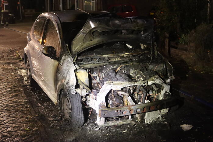 Auto verwoest door brand, politie doet onderzoek