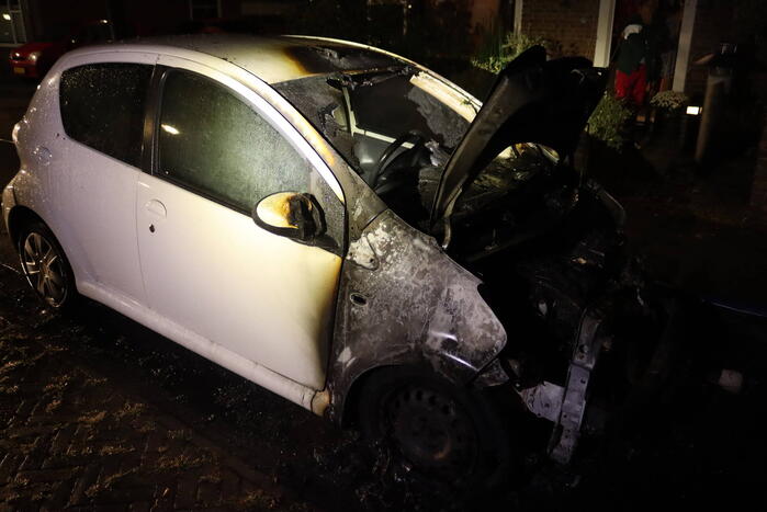 Auto verwoest door brand, politie doet onderzoek