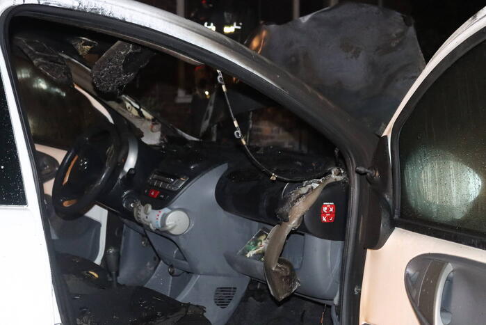Auto verwoest door brand, politie doet onderzoek