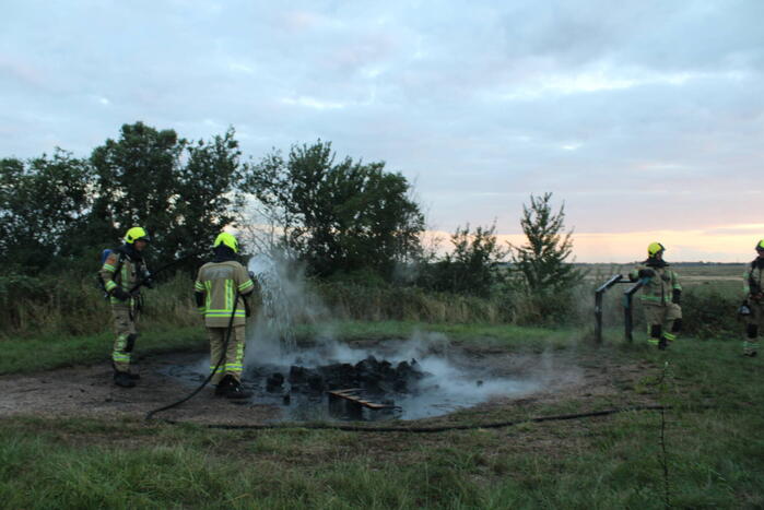 Pallets boven op berg in brand gevlogen