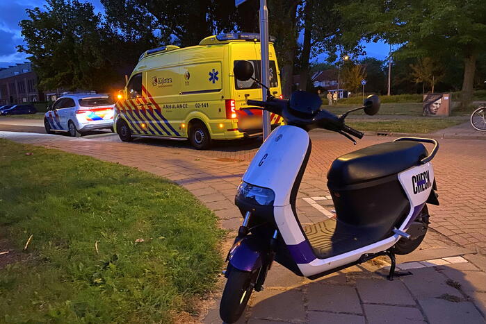 Man op deelscooter gaat onderuit