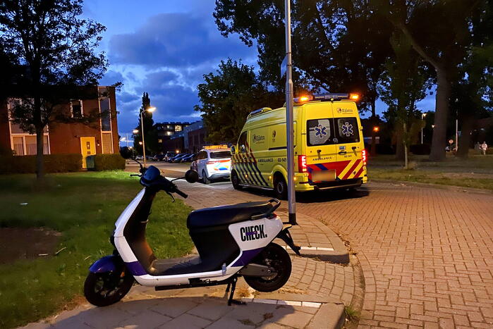 Man op deelscooter gaat onderuit