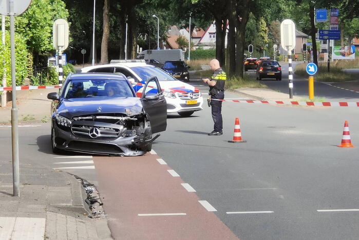 Brandweerwagen onderweg naar brand in botsing met auto