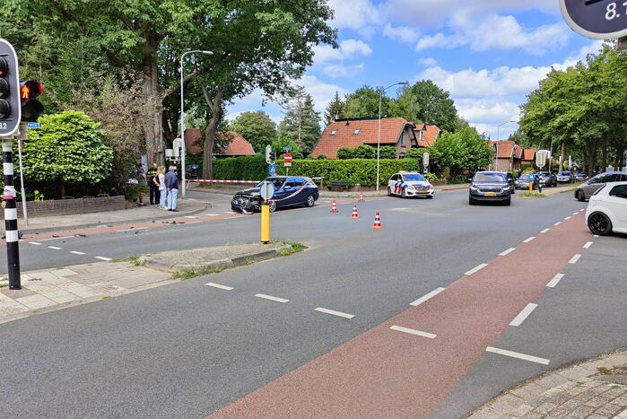 Brandweerwagen onderweg naar brand in botsing met auto