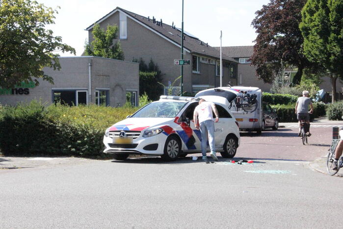 Politievoertuig slaat over de kop tijdens spoedrit