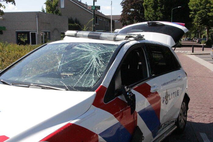 Politievoertuig slaat over de kop tijdens spoedrit