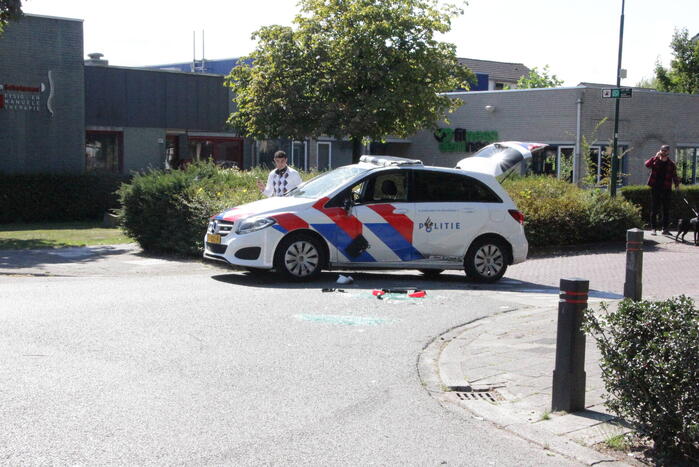 Politievoertuig slaat over de kop tijdens spoedrit