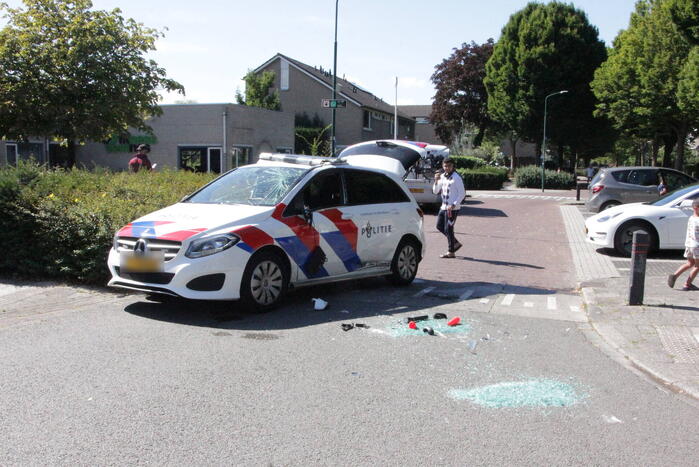 Politievoertuig slaat over de kop tijdens spoedrit