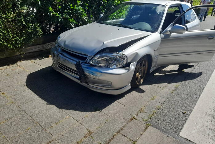 Politievoertuig slaat over de kop tijdens spoedrit