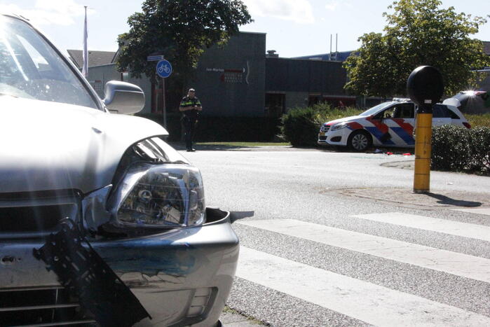 Politievoertuig slaat over de kop tijdens spoedrit