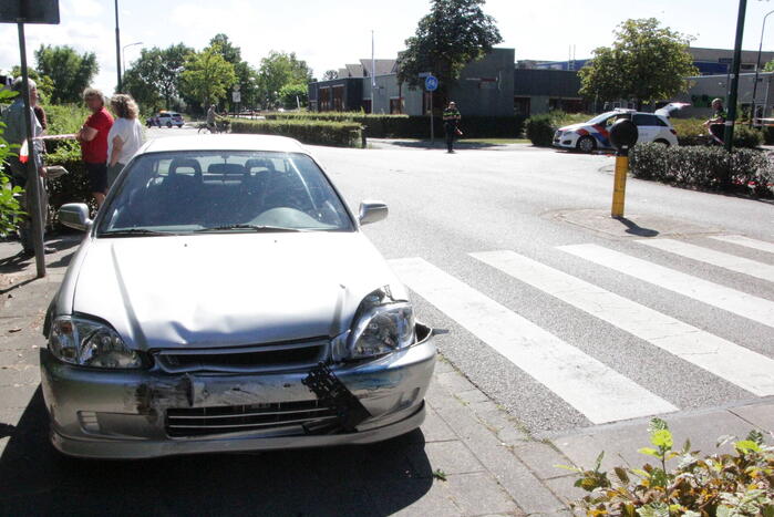 Politievoertuig slaat over de kop tijdens spoedrit