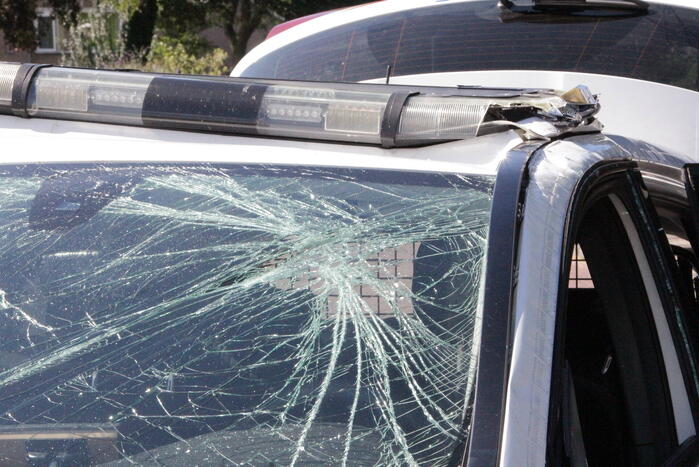 Politievoertuig slaat over de kop tijdens spoedrit