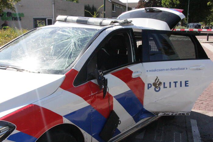 Politievoertuig slaat over de kop tijdens spoedrit