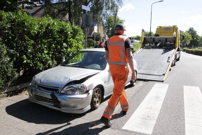 Politievoertuig slaat over de kop tijdens spoedrit