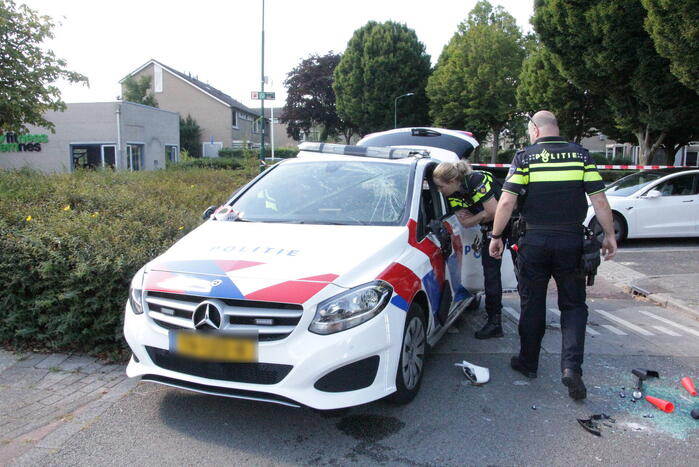 Politievoertuig slaat over de kop tijdens spoedrit