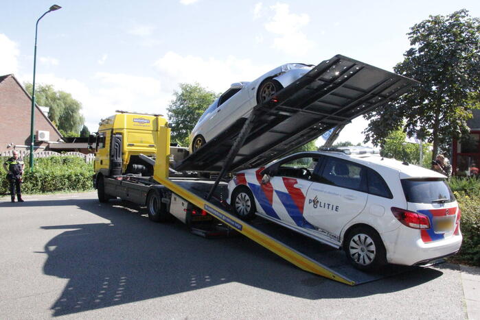 Politievoertuig slaat over de kop tijdens spoedrit