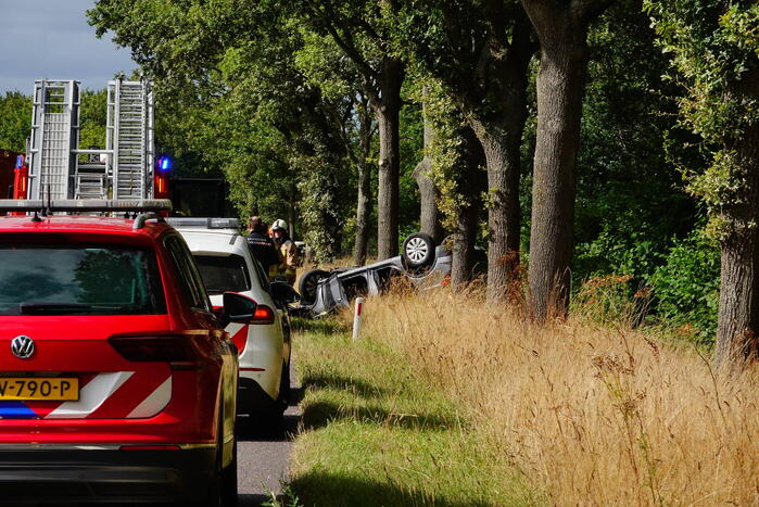 Gewonde nadat auto op de kop belandt