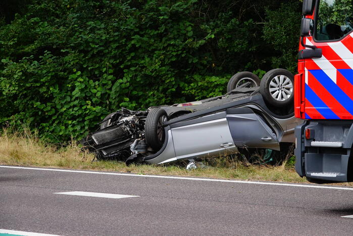 Gewonde nadat auto op de kop belandt
