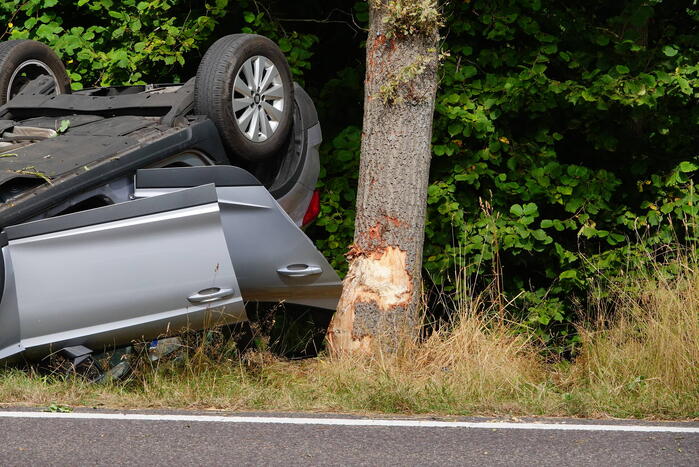 Gewonde nadat auto op de kop belandt