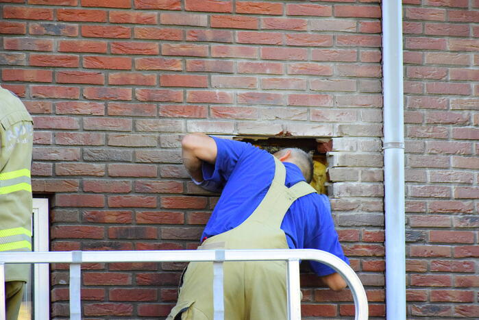 Brand in spouwmuur laait weer op