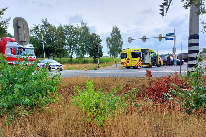 Auto's in botsing op kruising
