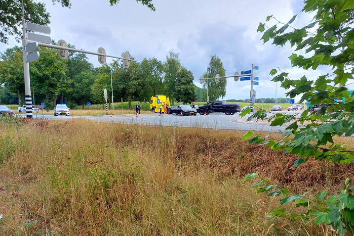 Auto's in botsing op kruising