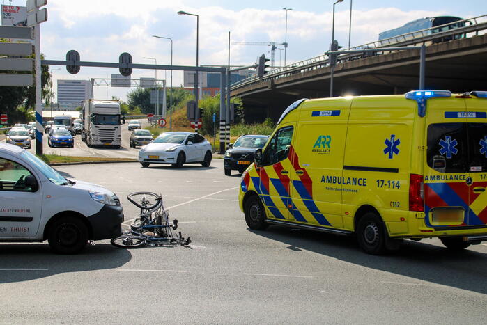 Fietser gewond bij aanrijding met personenauto