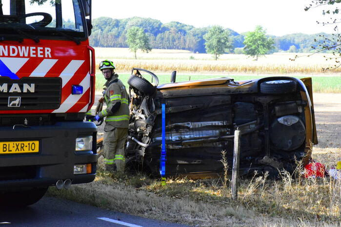 Auto knalt op boom