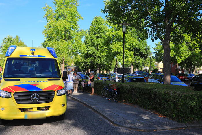 Verblind door de zon rijdt automobilist fietsster aan