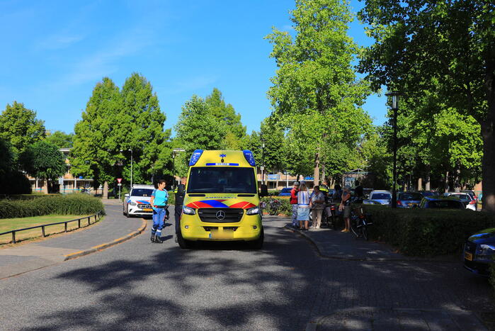 Verblind door de zon rijdt automobilist fietsster aan