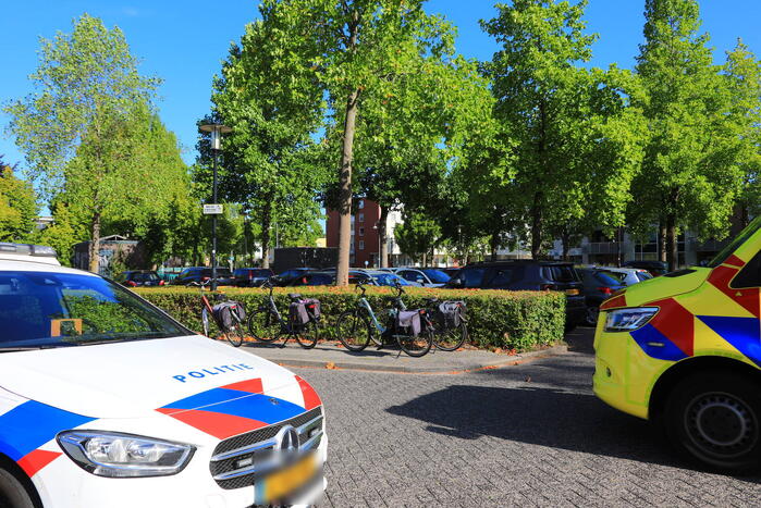 Verblind door de zon rijdt automobilist fietsster aan