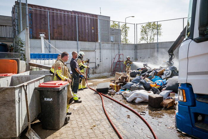 Inhoud van vrachtwagen vliegt in brand
