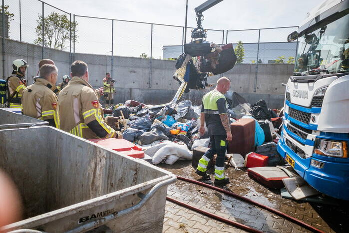 Inhoud van vrachtwagen vliegt in brand