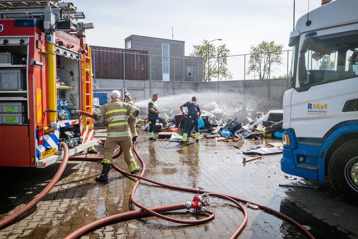 Inhoud van vrachtwagen vliegt in brand
