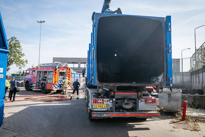 Inhoud van vrachtwagen vliegt in brand